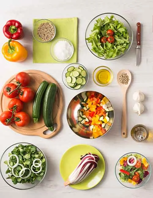 Verduras frescas e ingredientes preparados para cocinar